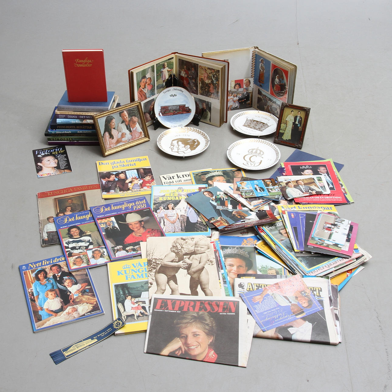 PARTI KUNGLIGT, Böcker, vykort mm....