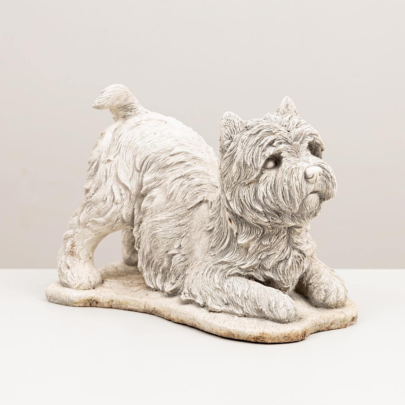 TRÄDGÅRDSSKULPTUR, hund, stenmassa.