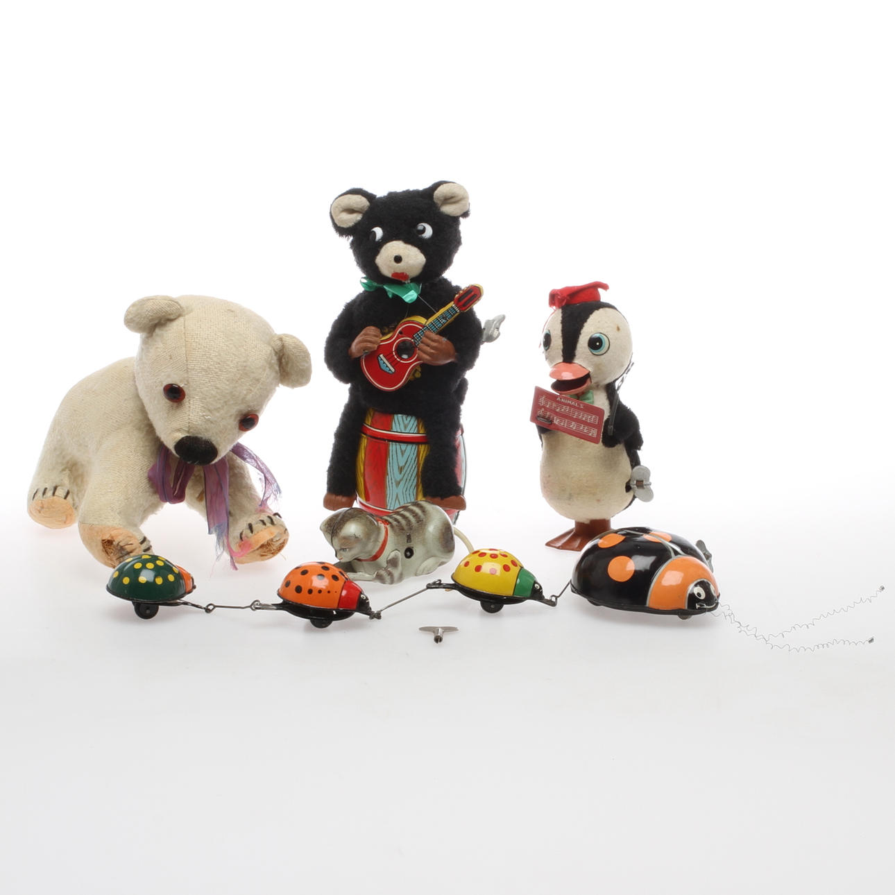 PLÅT- OCH TYGLEKSAKER. Hund, gitarrspelande björn, musicerande anka, katt och nyckelpigor. Vissa med urverk.