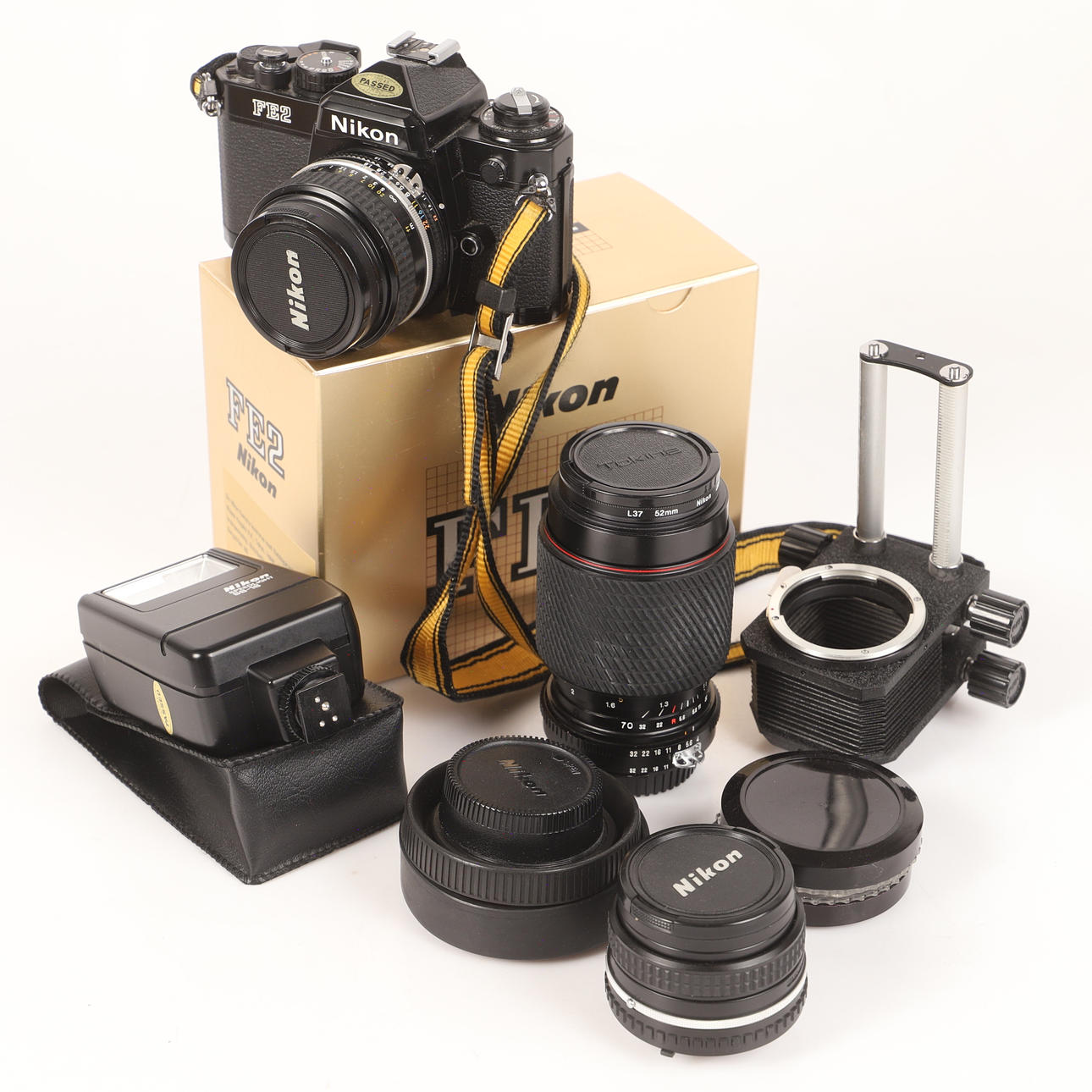KAMERA MIT ZUBEHÖR, „FE2", Nikon, Japan.