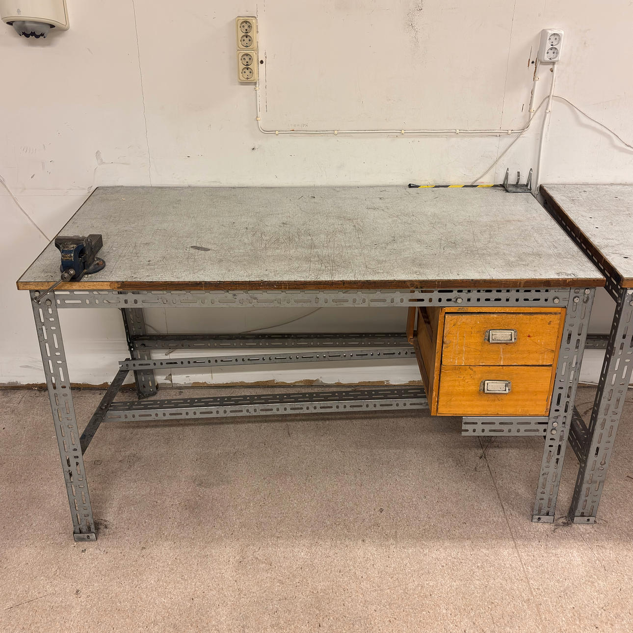 WORKBENCH WITH SCREWS AND BOX SCREWS.