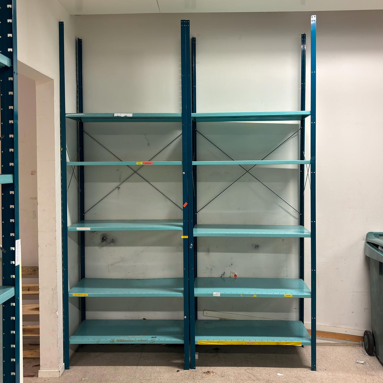 STORAGE SHELF IN 2 SECTIONS (290X200 CM).