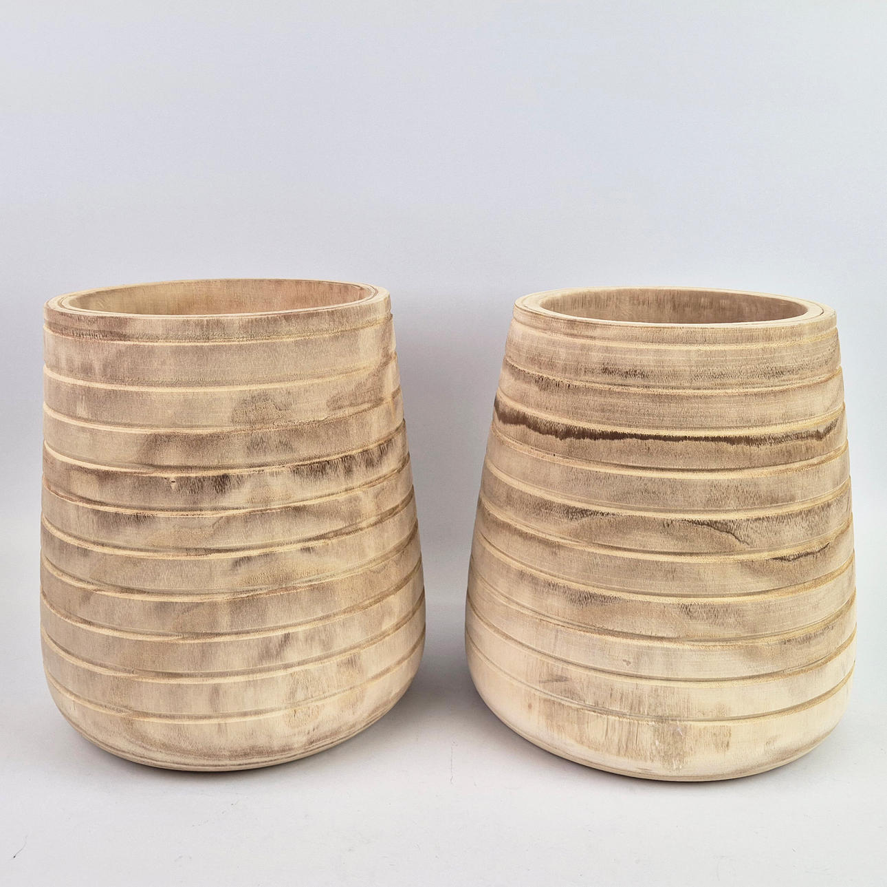 HOLZGEFÄSSE IM GERIPPTEN DESIGN, EIN PAAR.