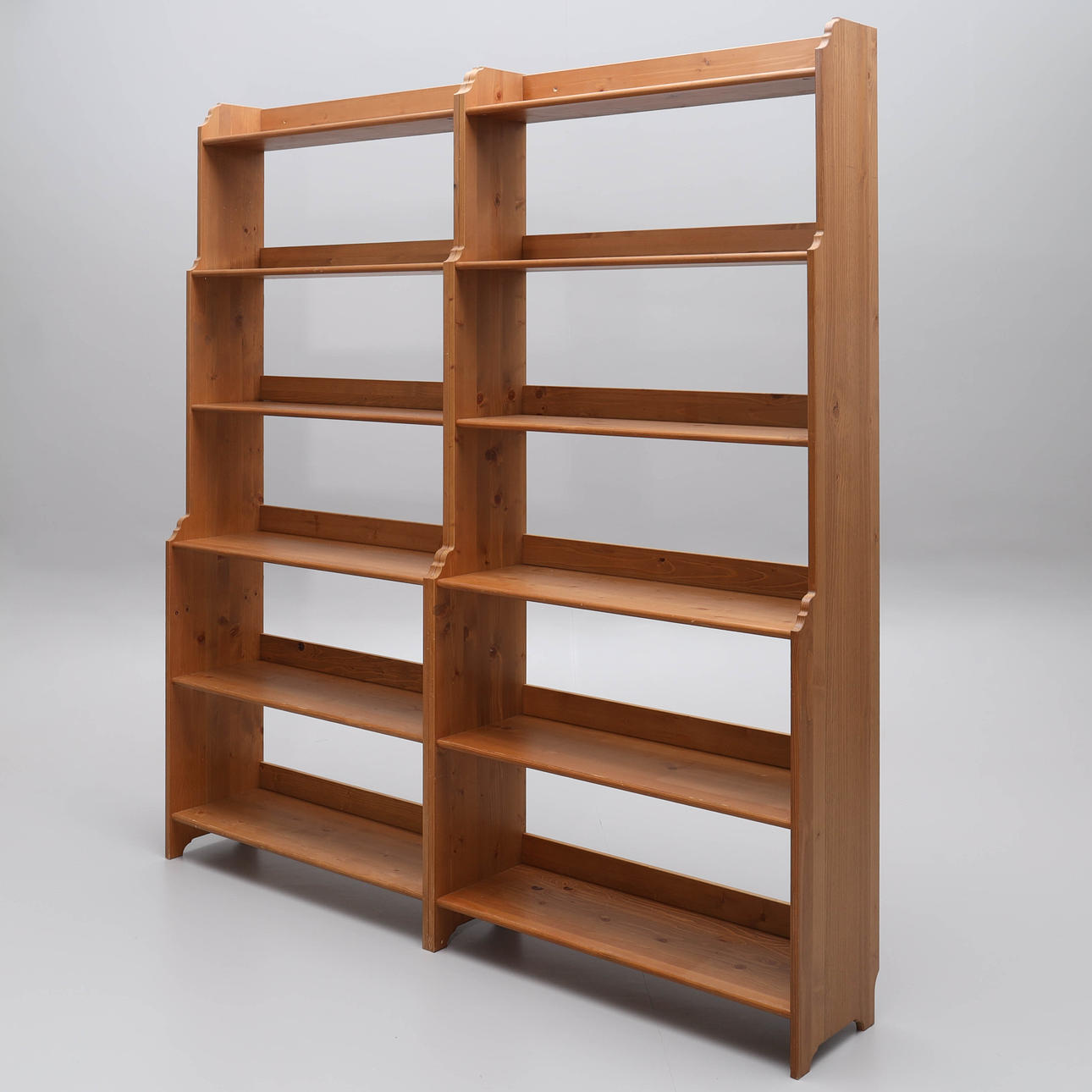 CARINA BENGS. Ein Paar Bücherregale, „Leksvik“, Ikea.