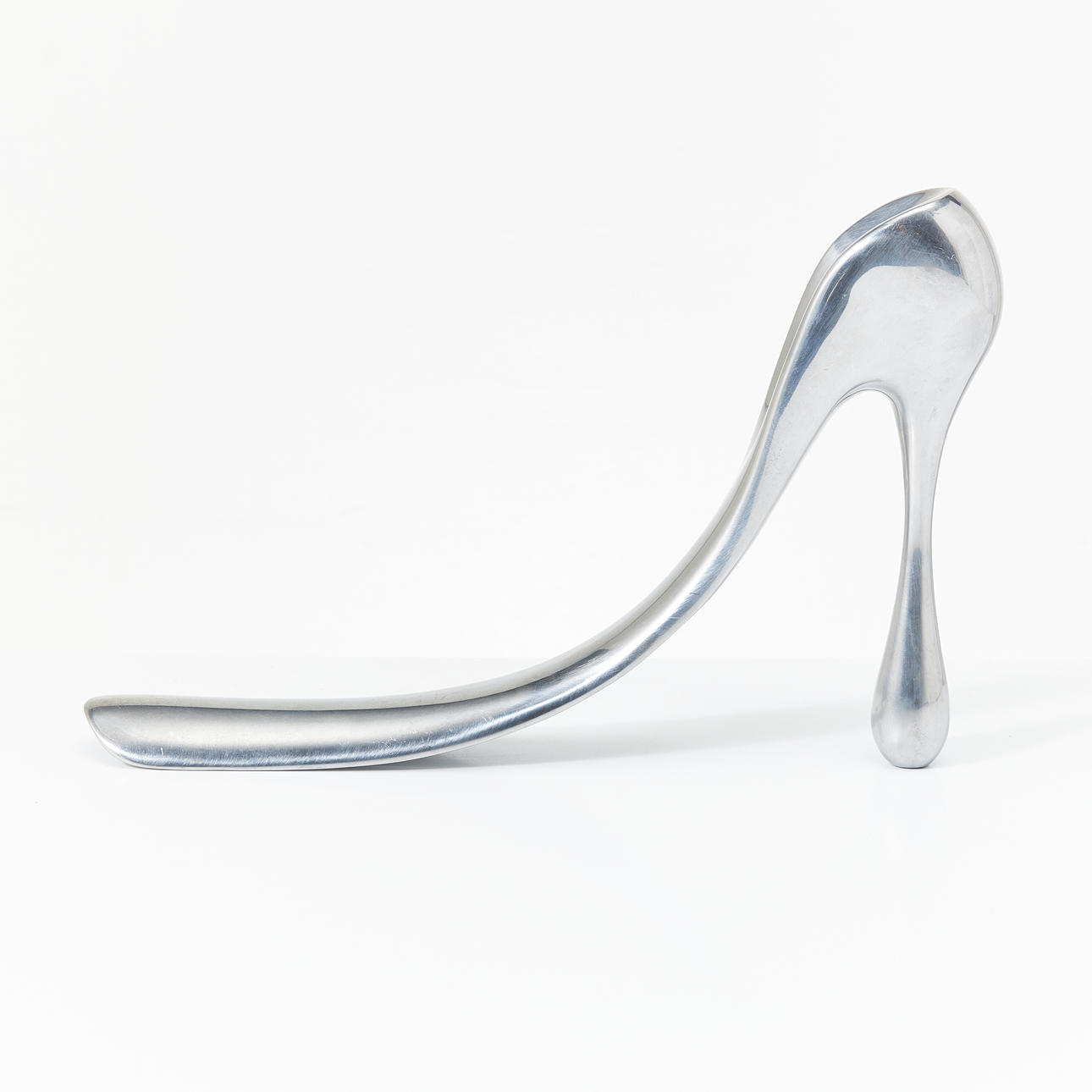 MANOLO BLAHNIK, kenkäsarvi, modern, vit metall.