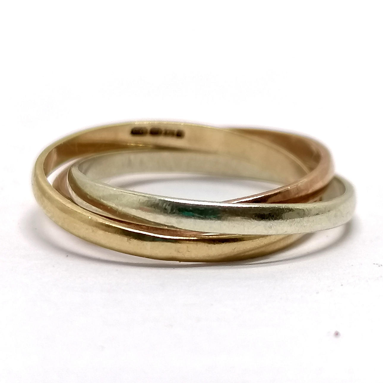 9 KARAT TREFARVET GULD RUSSISK STIL RING.