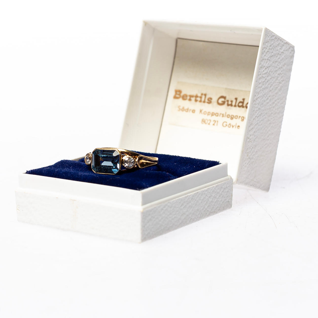 RING, with stone, possibly topaz, 18k gold approx 2.5g.