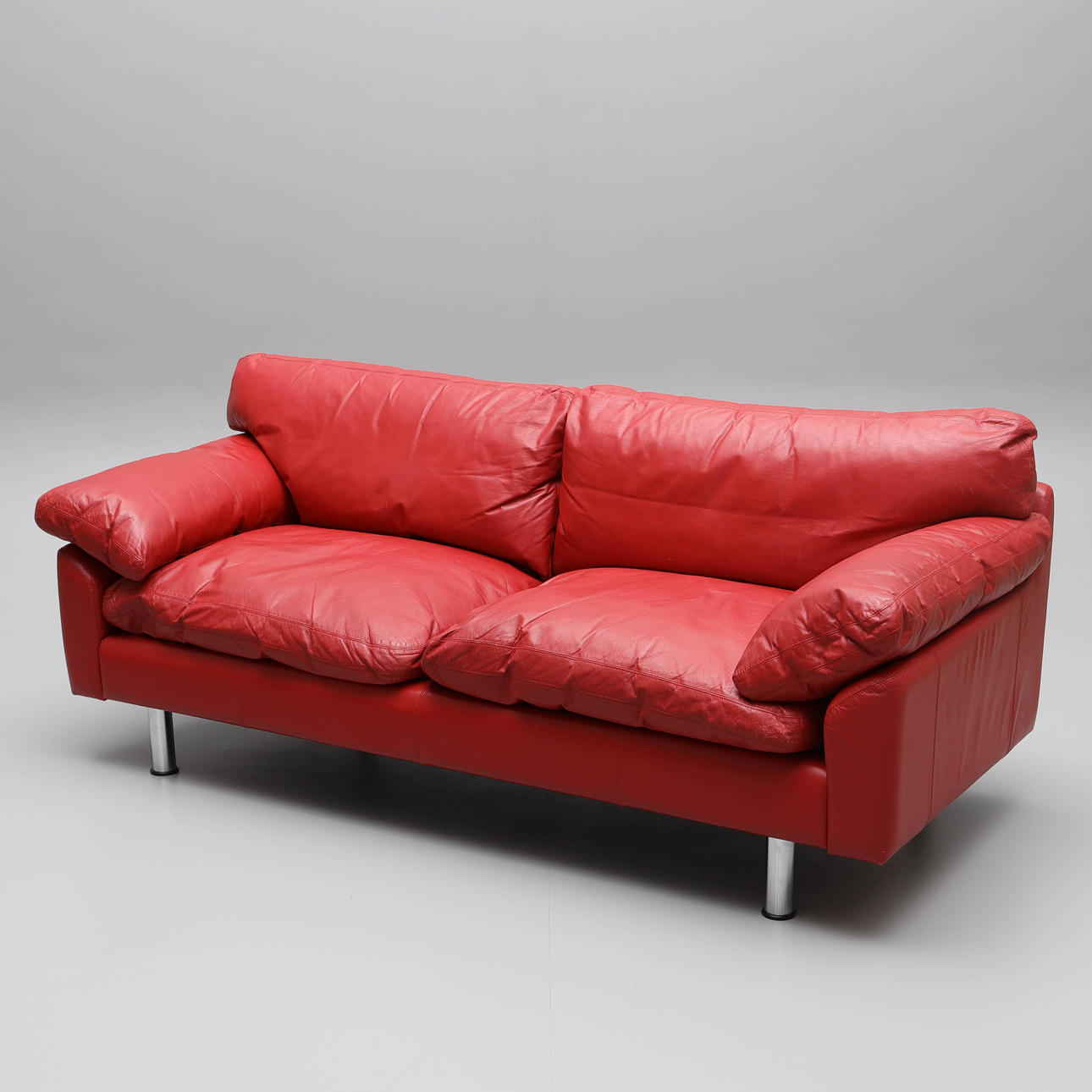 Ein Sofa, rotes Leder, 1980er/90er Jahre.