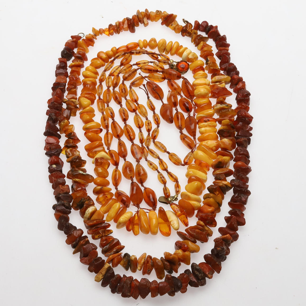 Un juego de 4 collares de ámbar.