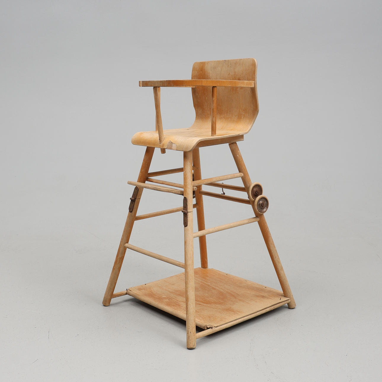 HOCHSTUHL. Holz, erste Hälfte des 20. Jahrhunderts.