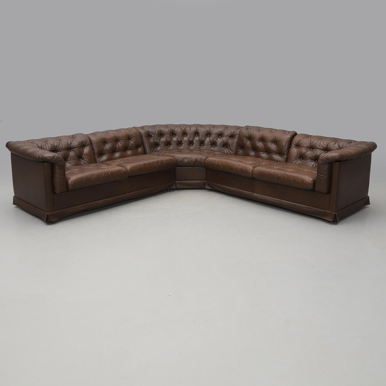 Ein 3-teiliges Ecksofa, zweite Hälfte des 20. Jahrhunderts.