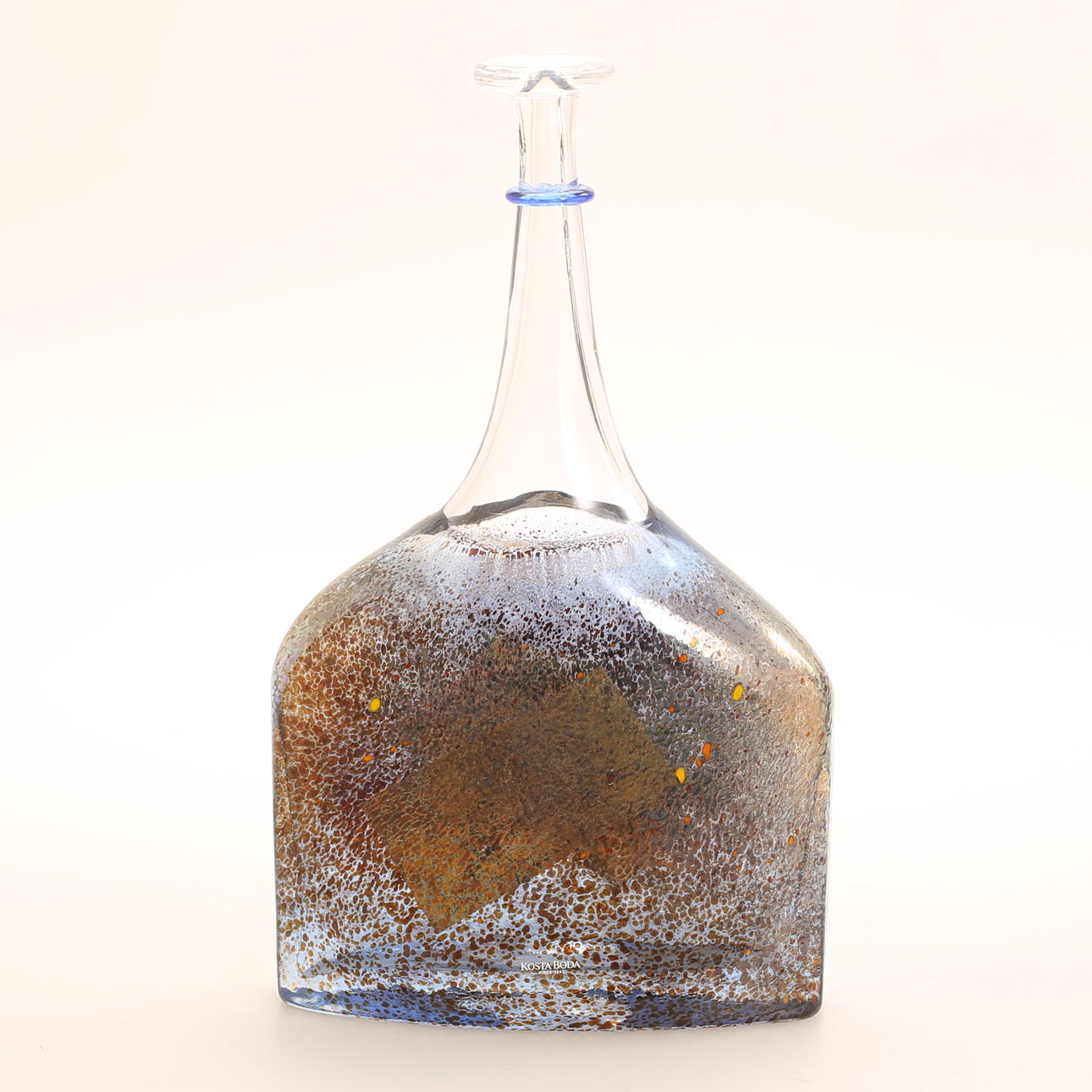 BERTIL VALLIEN. A bottle, “Satellite”, Kosta Boda, signed.