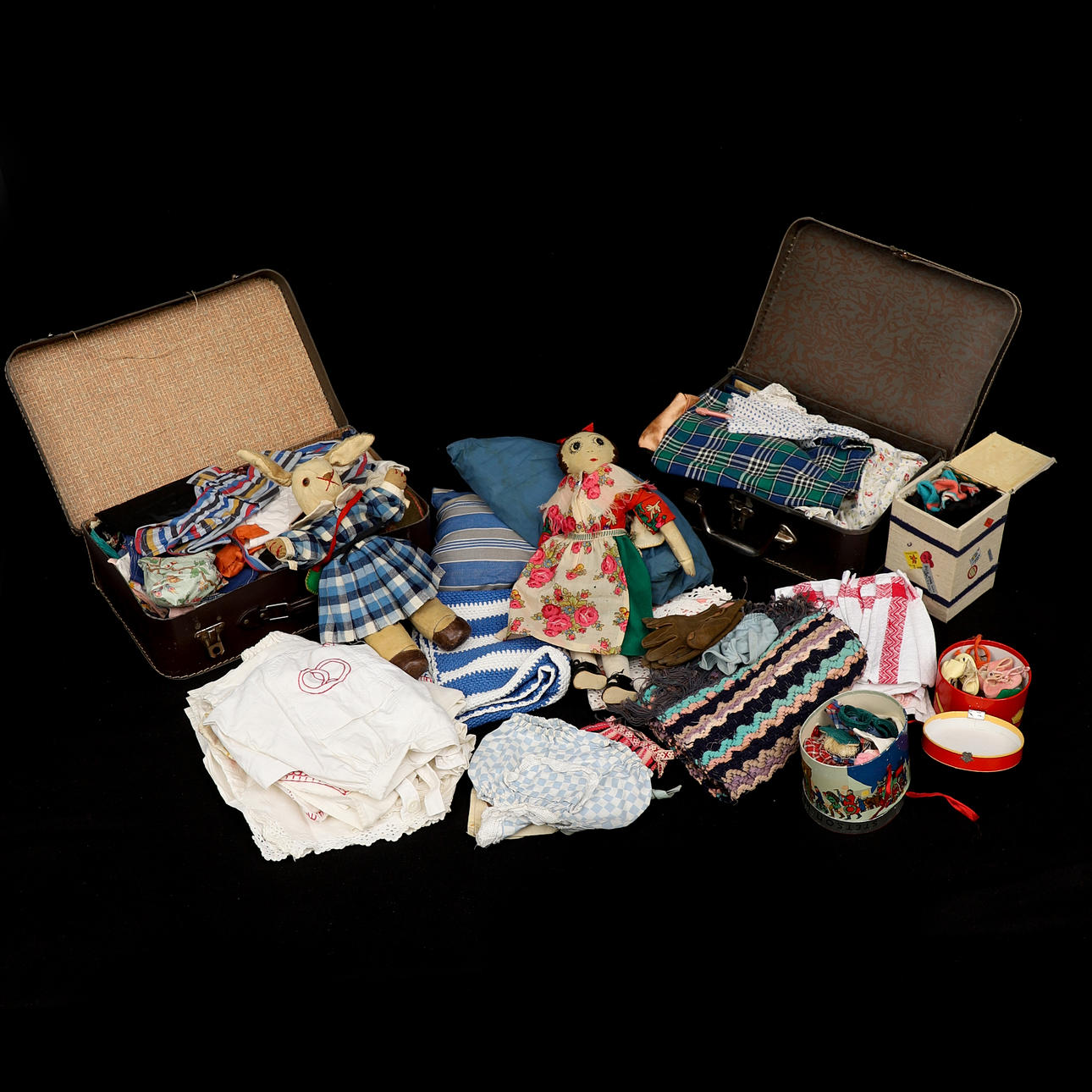 SAMLING DOCKKLÄDER OCH TEXTILER. 1800/1900-tal.