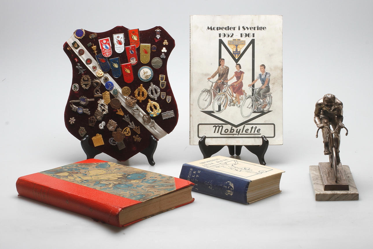 DIVERSE, bland annat cykelrelaterade föremål och nålmärken.