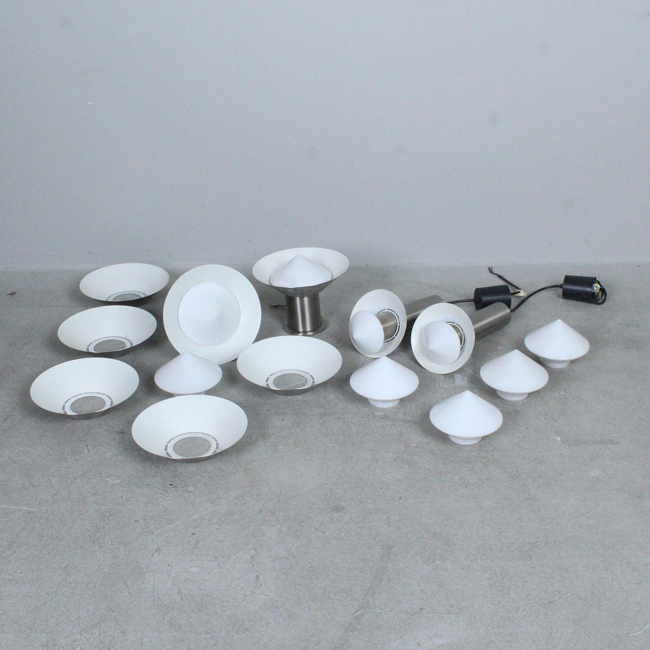 En samling af væg- og hængende lamper og reservedele.