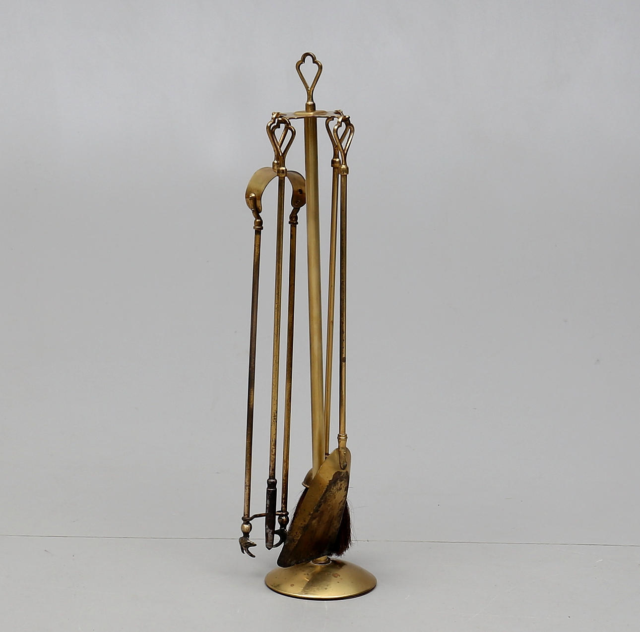 BRASSET / ELDSTÄLL, mässing, 5 delar, 1900-talets andra del.