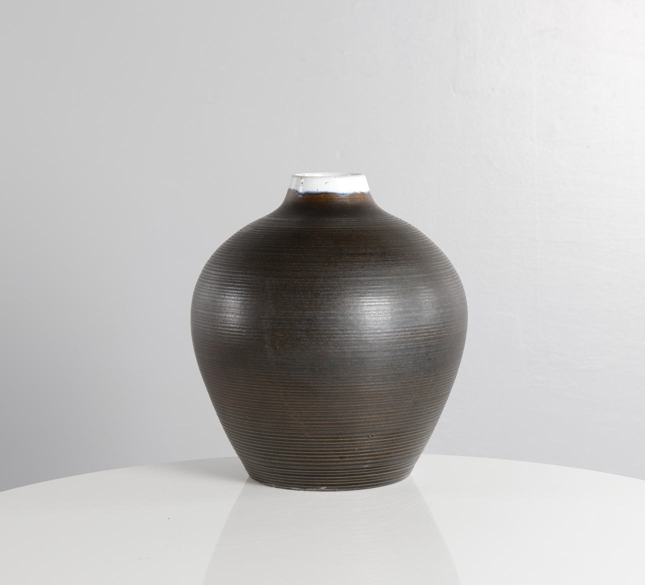 HEGNETSLUND. Keramikvase, Dänemark, geriffelte Oberfläche.