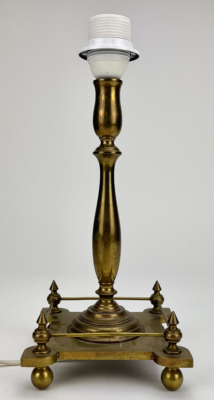 A brass table lamp, 20th century.