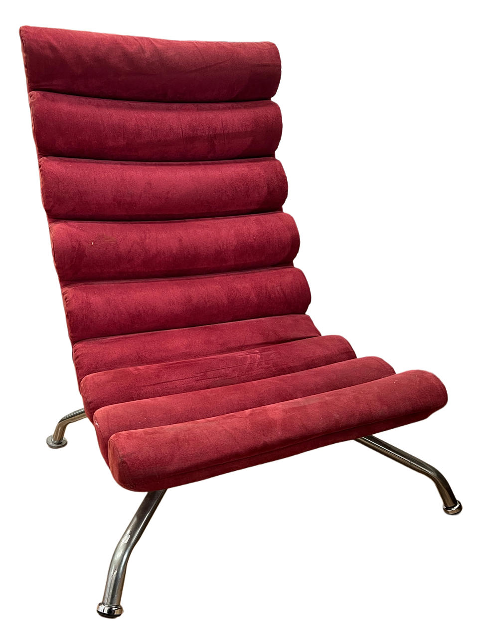 Röd sammet designfåtölj med kromben.