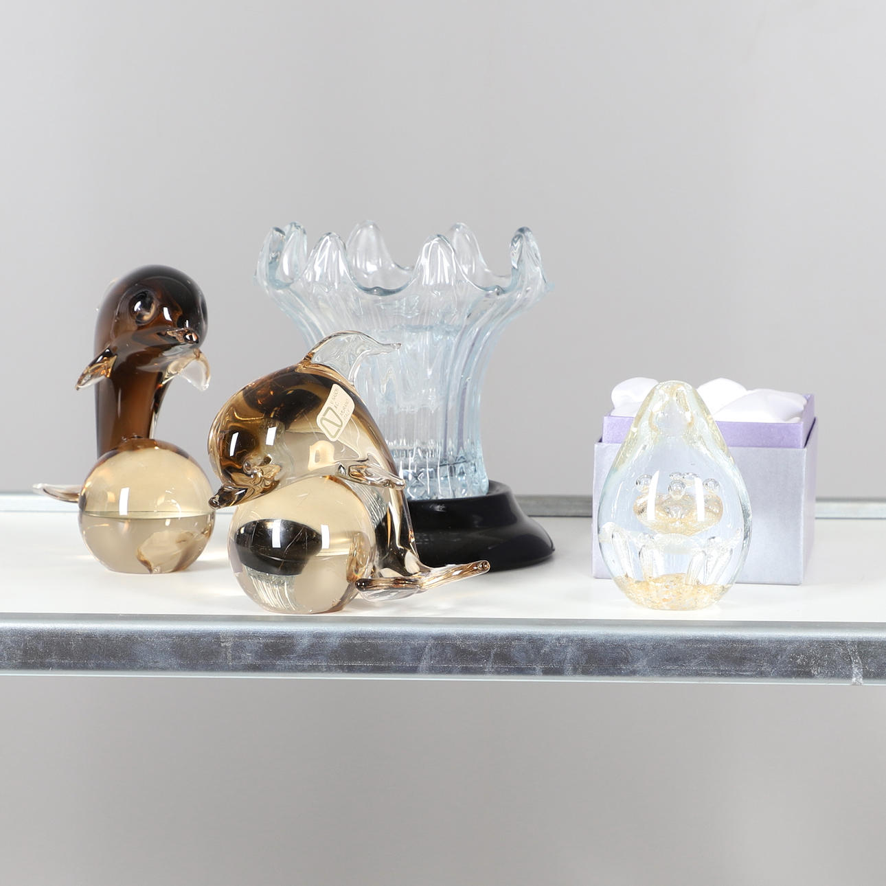 TO MURANOGLAS DELFINER OG ANDRE GLASGENSTANDE.