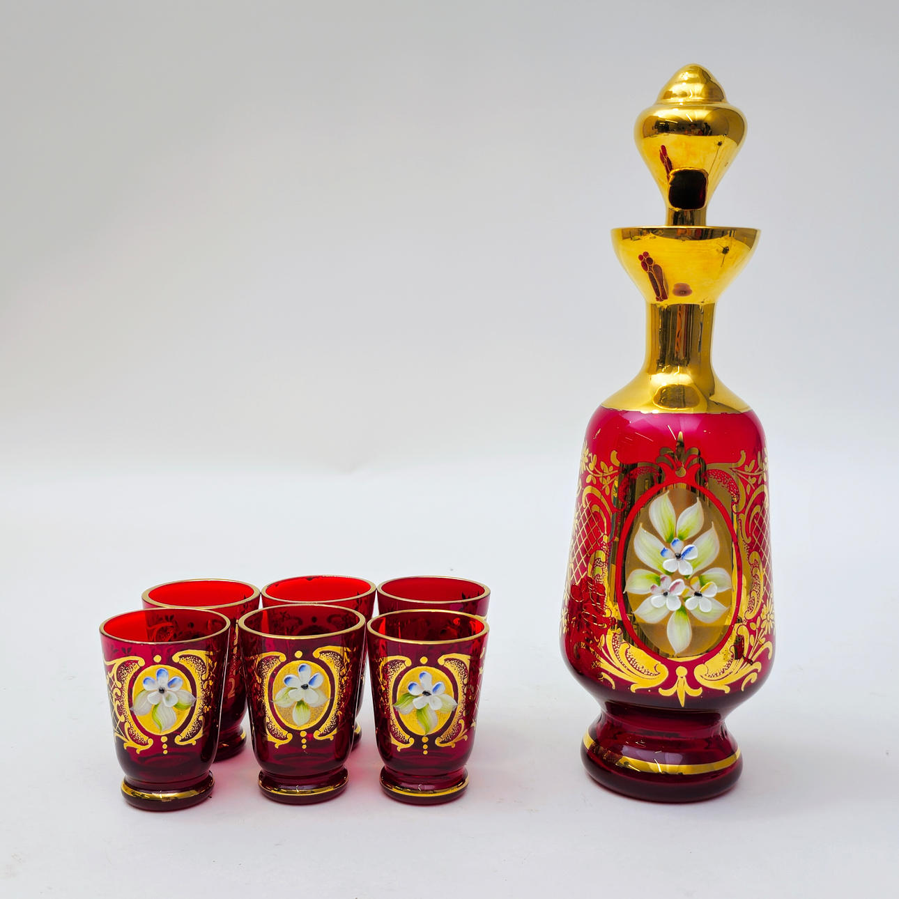 LIQUOR BOTTLE WITH 6 GLASSES.