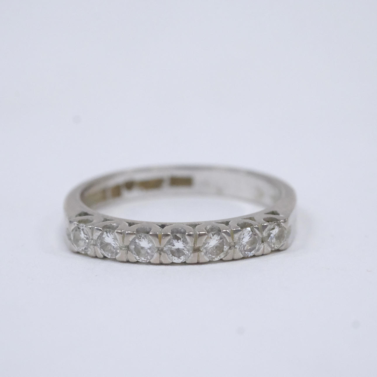 ALLIANCE RING WITH SEVEN DIAMONDS.