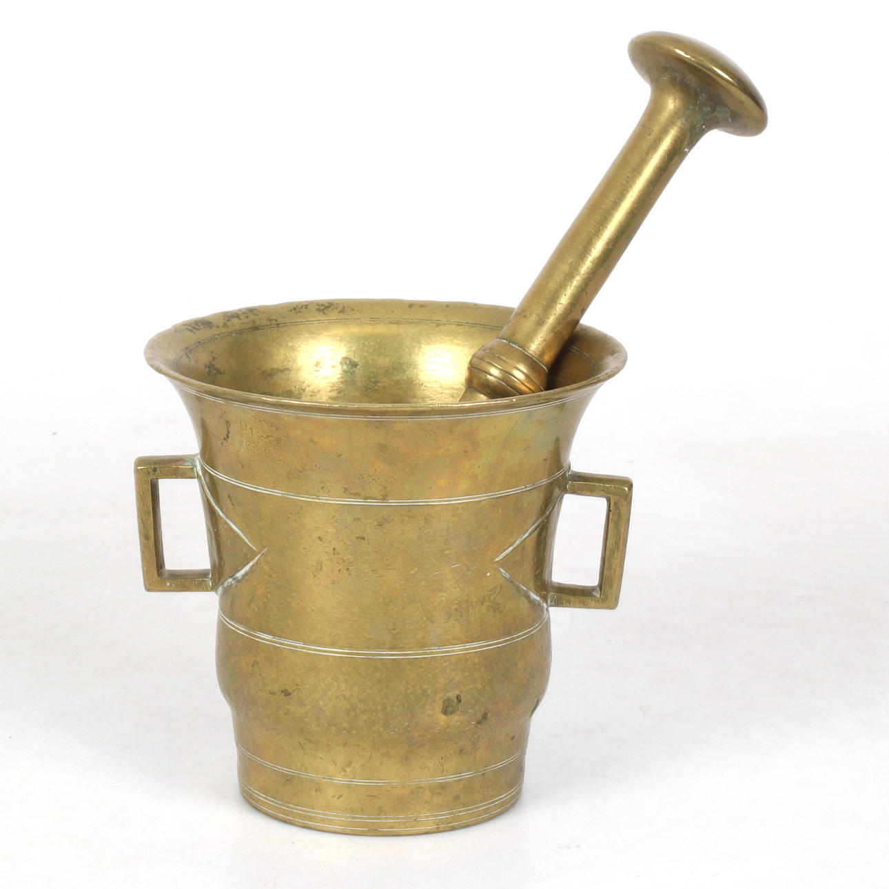 Mørtel med støder, messing, begyndelsen af det 20. århundrede.