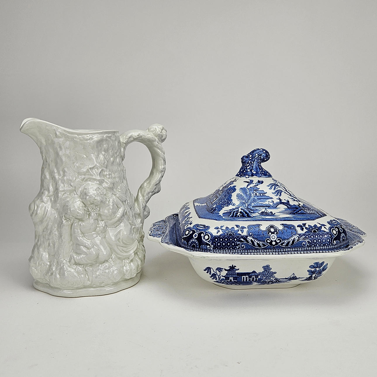 Ein Keramiktopf und eine Terrine, Burleigh, England.