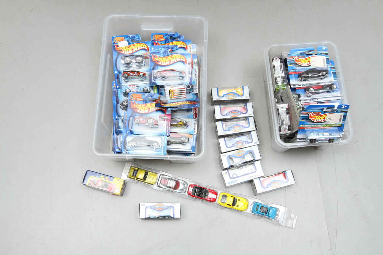 LEKSAKSBILAR ca 70 stycken, mestadels HOT WHEELS. Originalkartonger.