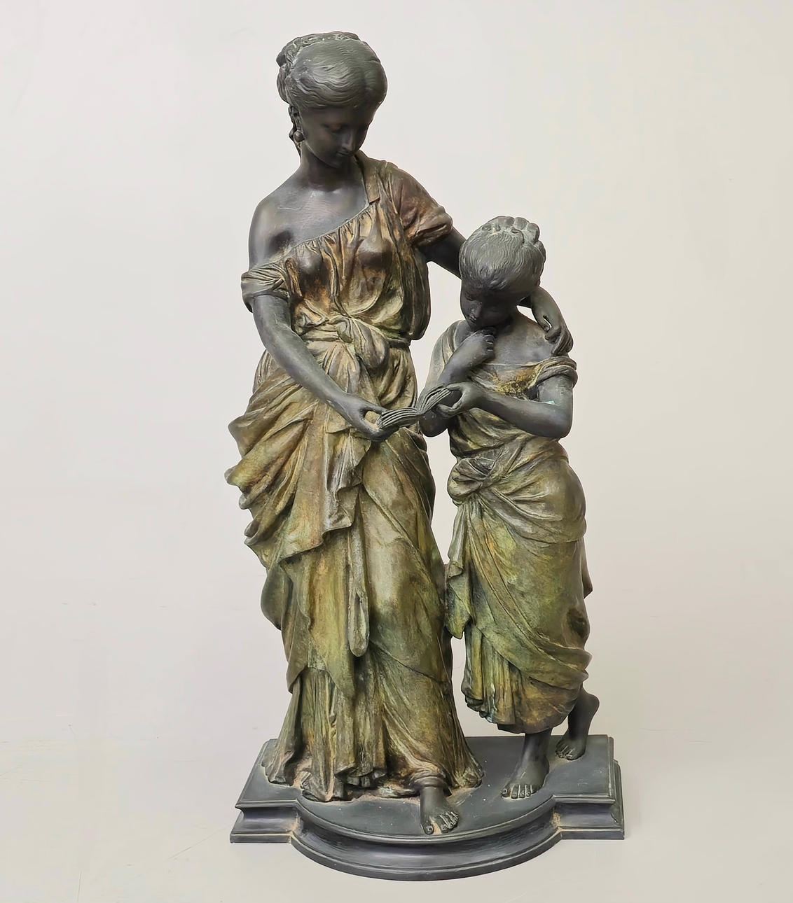 BRONZESKULPTUR, MOR OG DATTER LÆSNING.