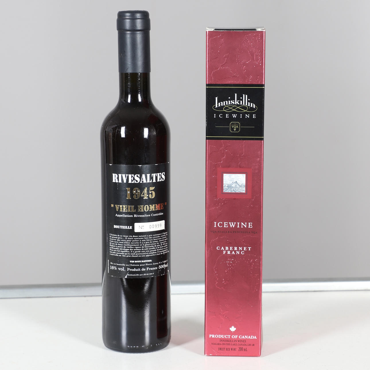 TVÅ FÖRSEGLA/OÖPPNADE FLASKOR VIN.