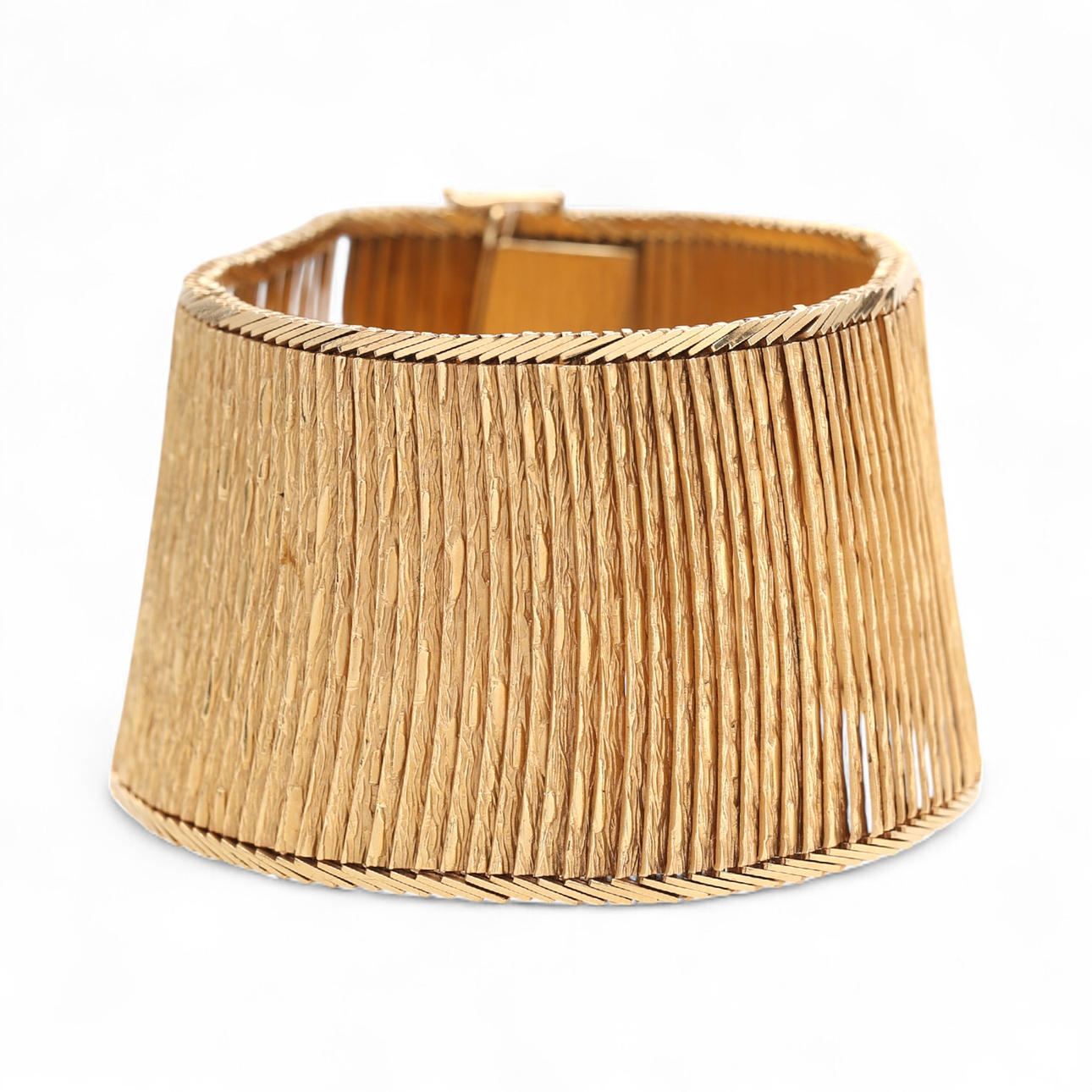 Pulsera ancha en oro matizado.