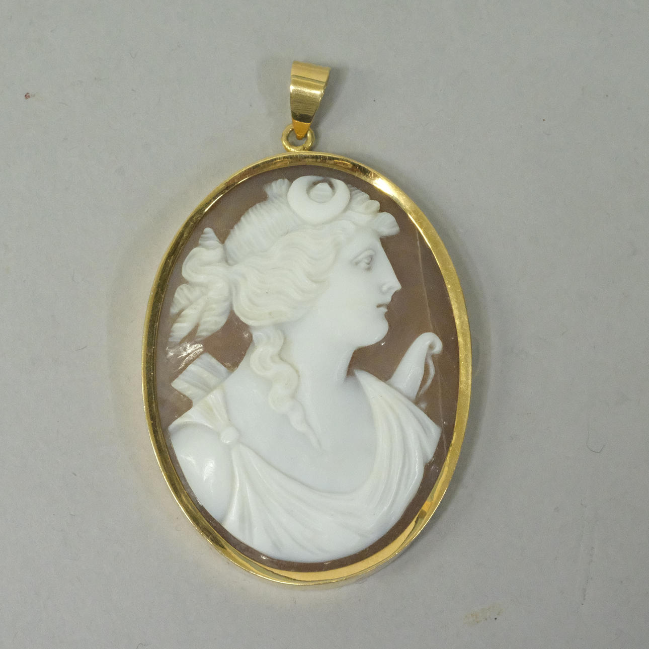 PENDANT WITH CAMEL SET IN 18K GOLD.