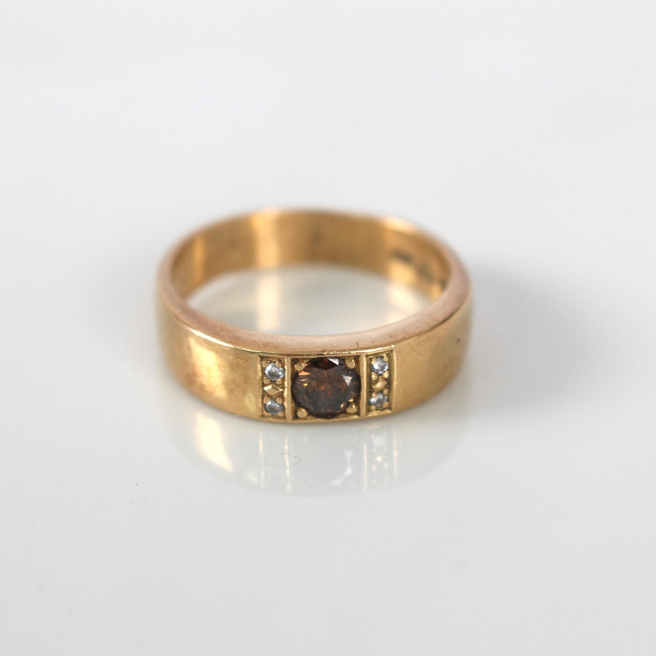 Sormus, punakultaa. 4 kpl pieniä timantteja.