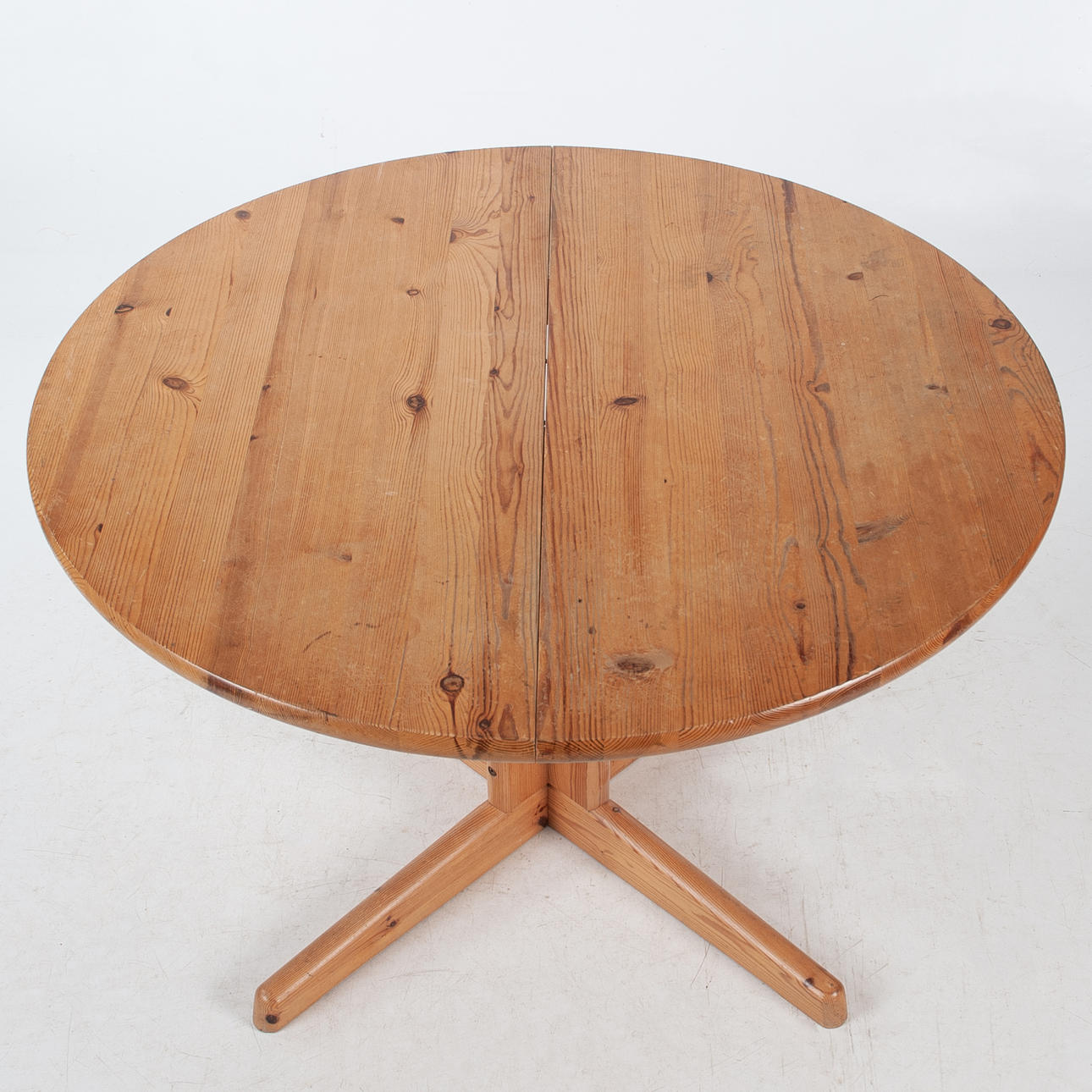 ROUND DINING TABLE IN SOLID PINE, second half of the 20th century.