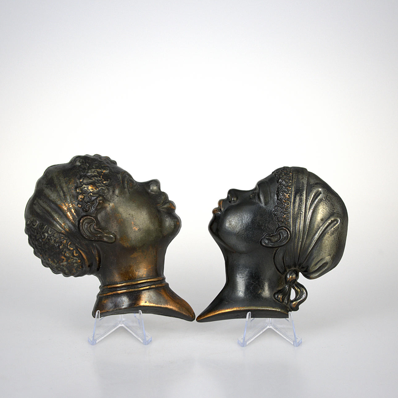 TO VÆGRELIEFFER, ansigter, mand, kvinde, bronze, OWG Danmark.