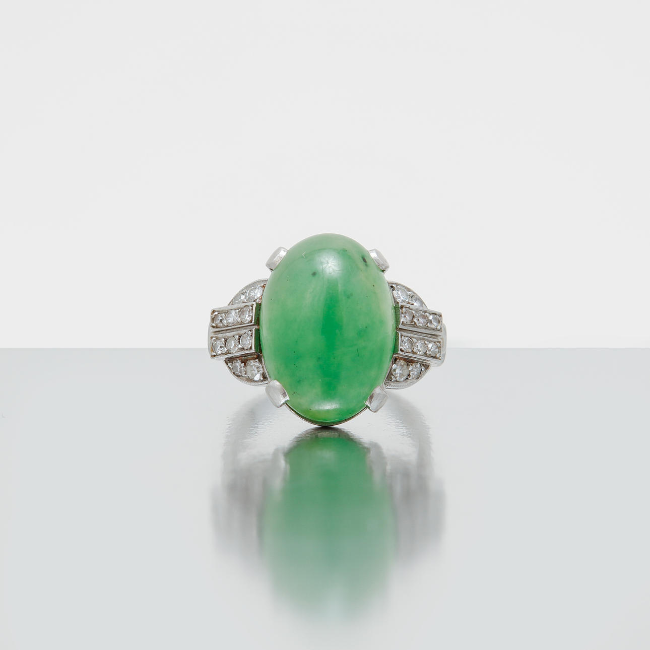 RING, art déco, platina, cabochonslipad jade samt diamanter ca 0,35 ct, Frankrike, 1920/30-tal.