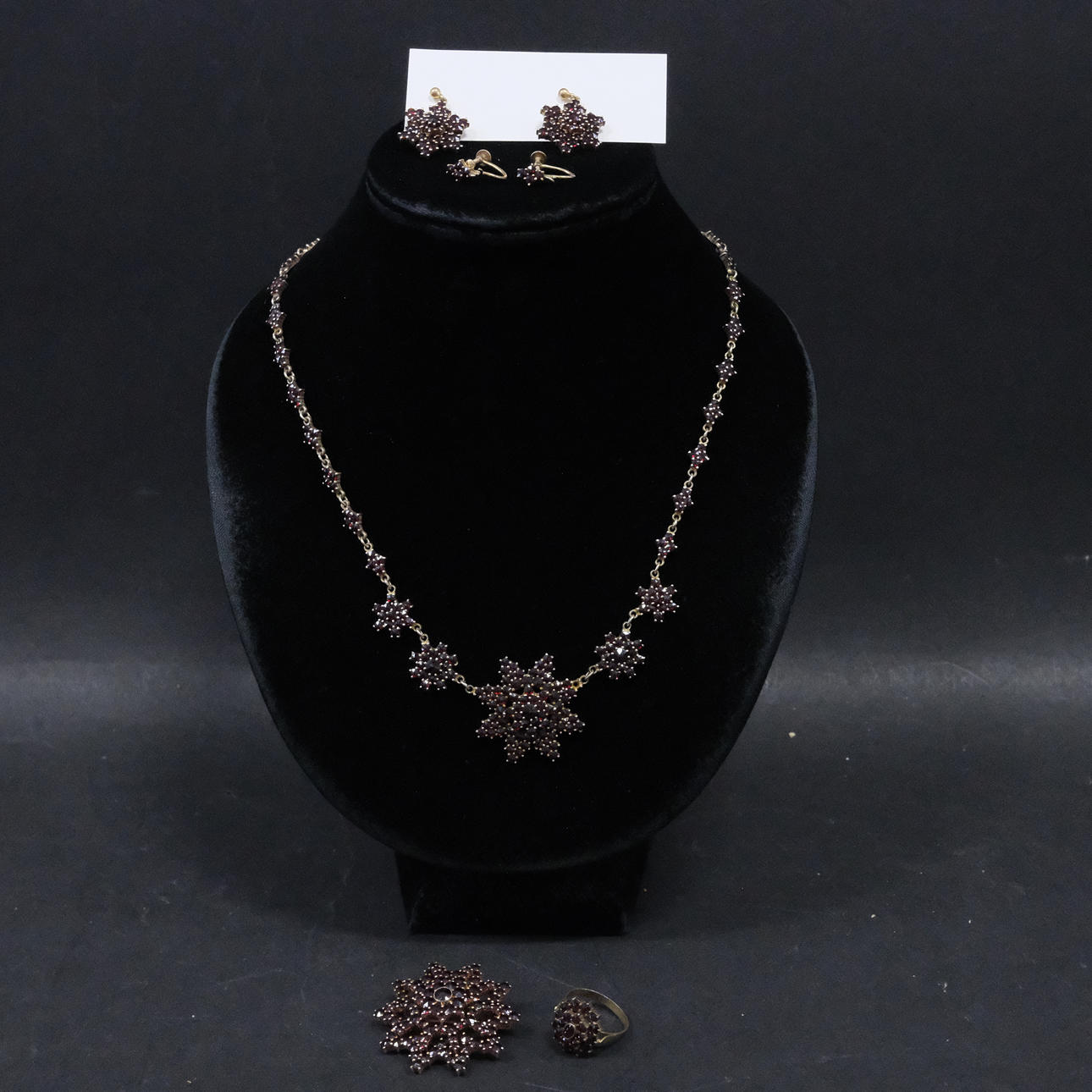JEWELLERY SET, GILT SILVER WITH GARNETS, FIVE PIECES.