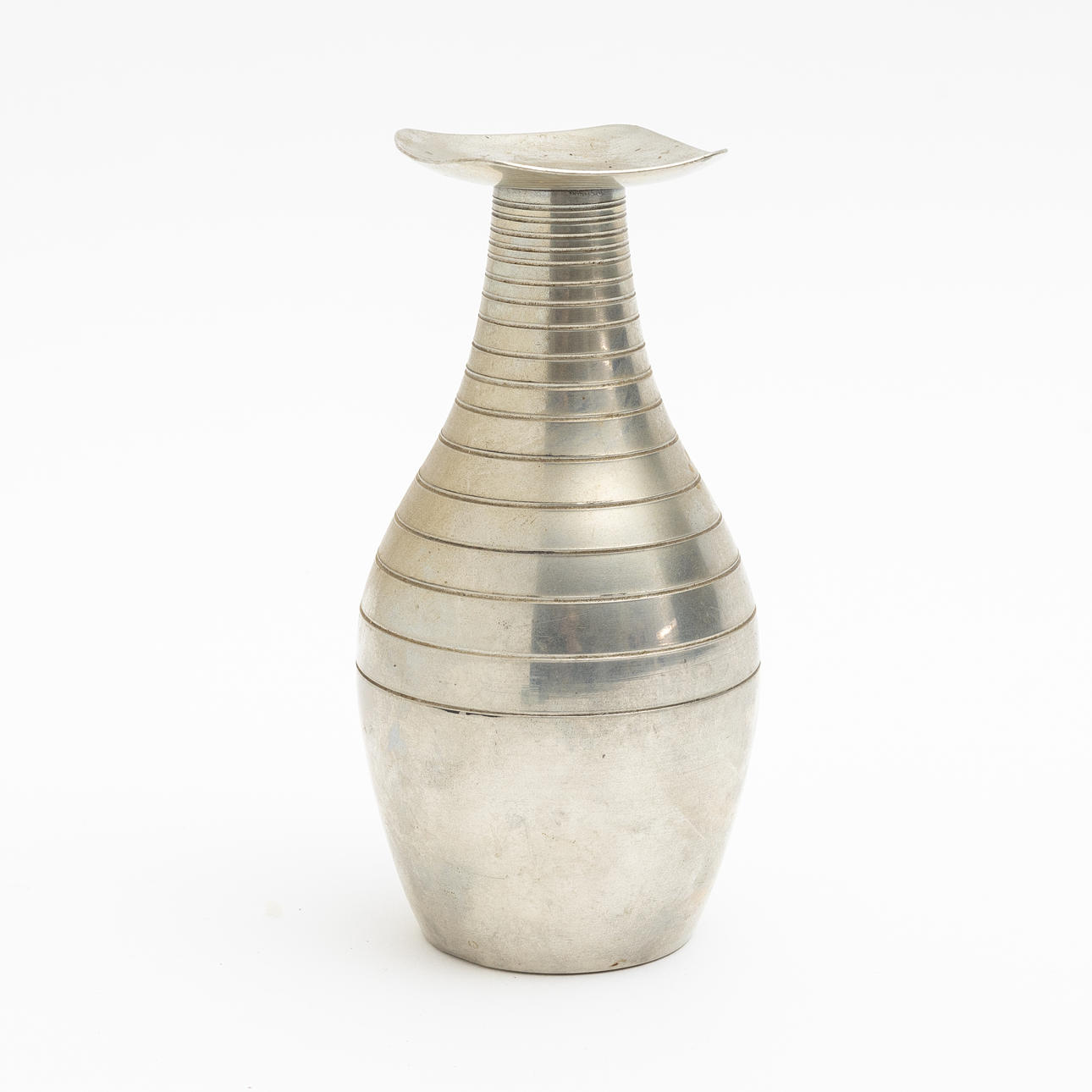 Jarrón de peltre, estilo funcional, GAB, 1960.