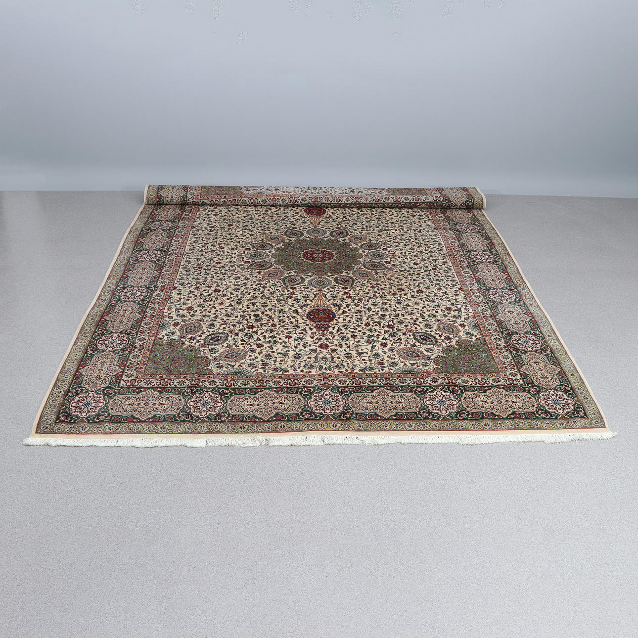 TABRIS. Håndknyttet, uld på bomuldsuld.