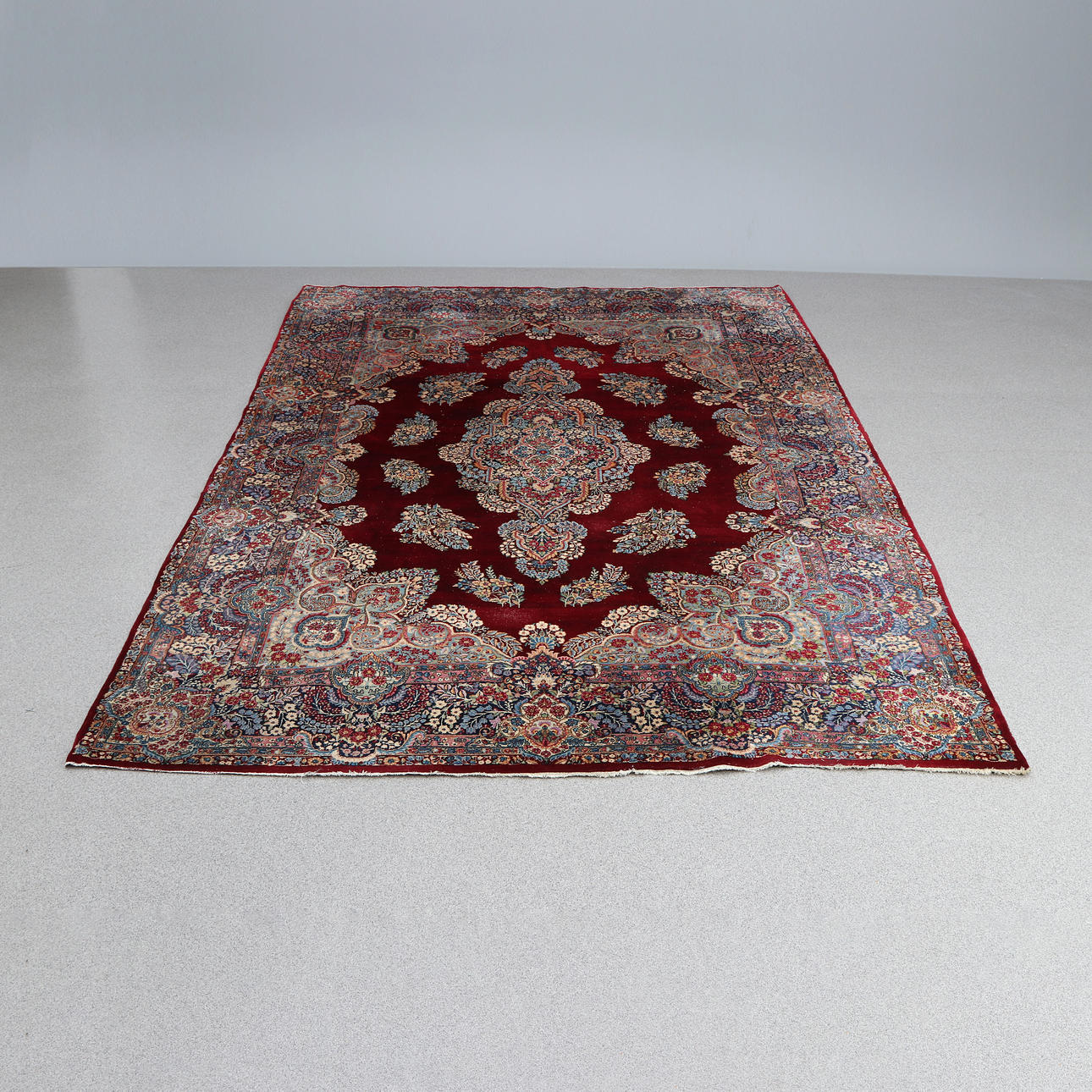 KIRMAN. Håndknyttet, uld på bomuldsvarp. Semiantik.