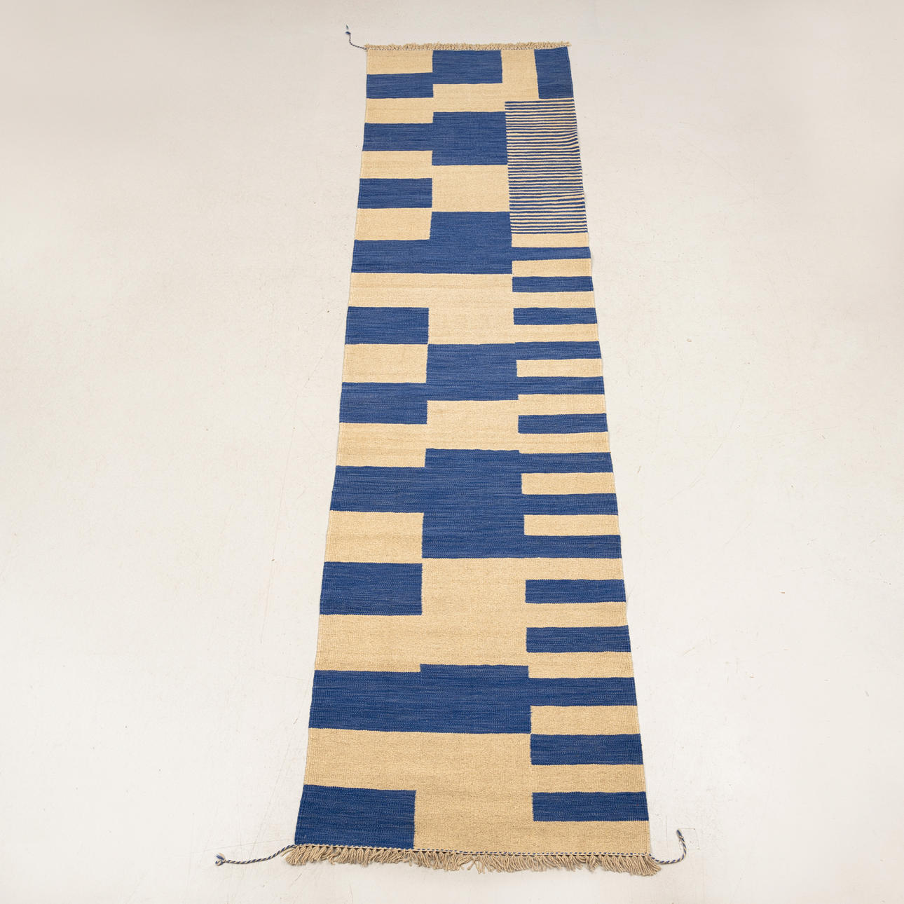 A CONTEMPORARY HANDWOVEN GALLERY CARPET.