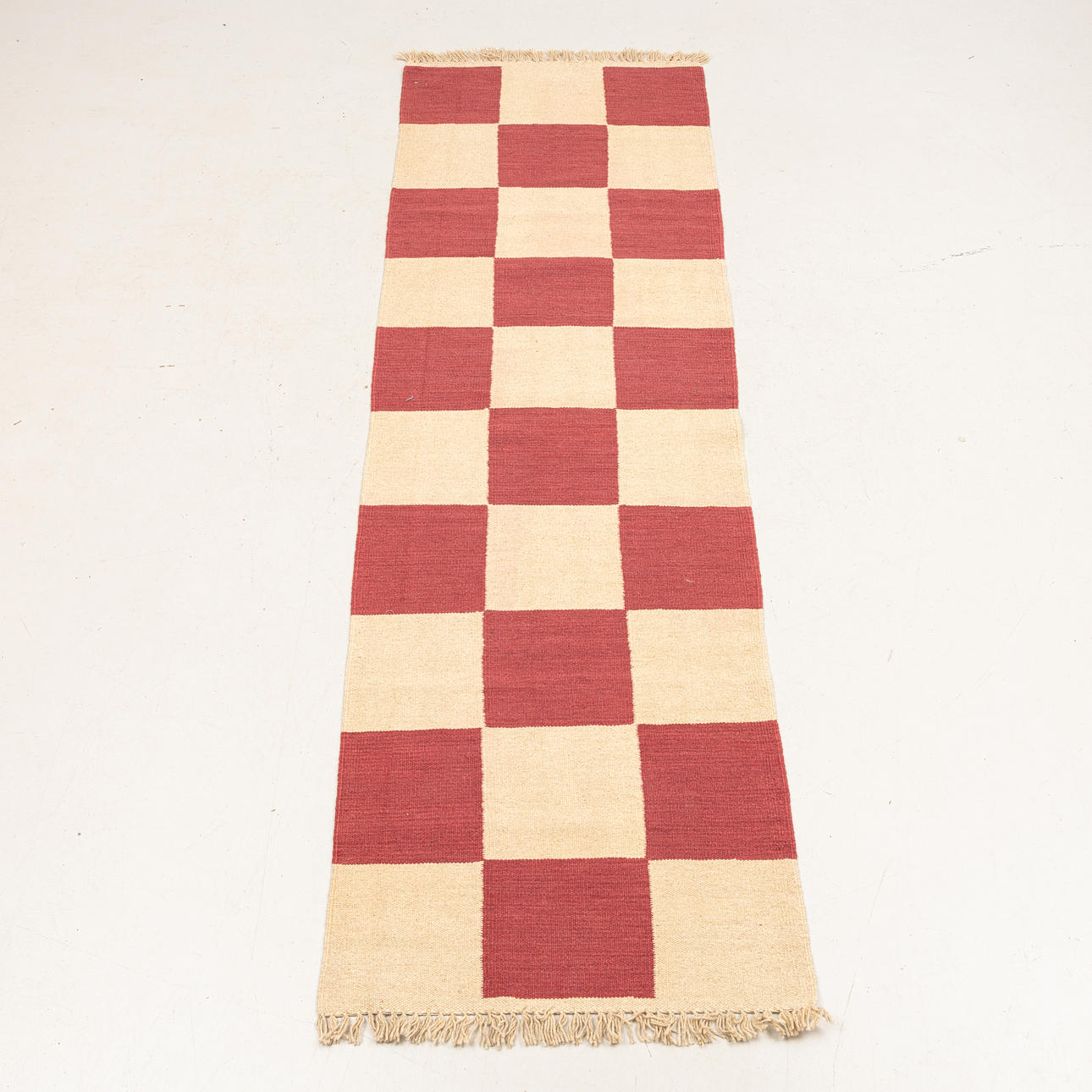 A CONTEMPORARY HANDWOVEN GALLERY CARPET.