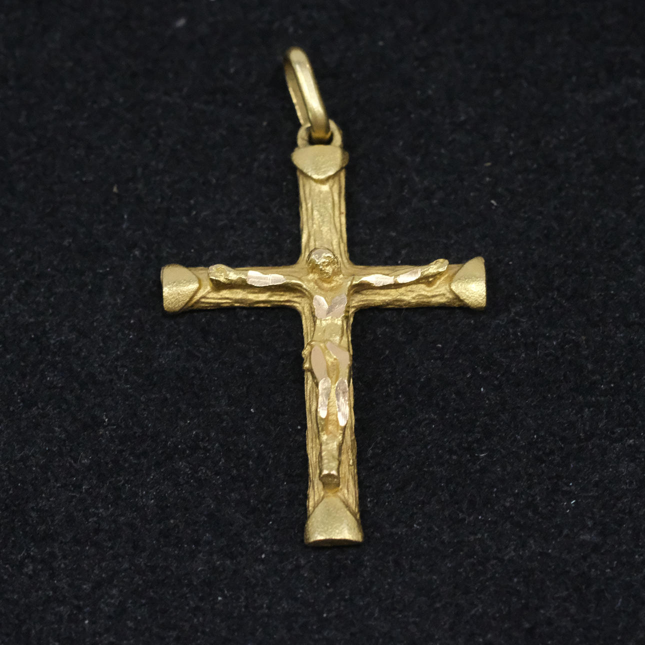 HÄNGE I FORM AV KRUCIFIX, 18K GULD.