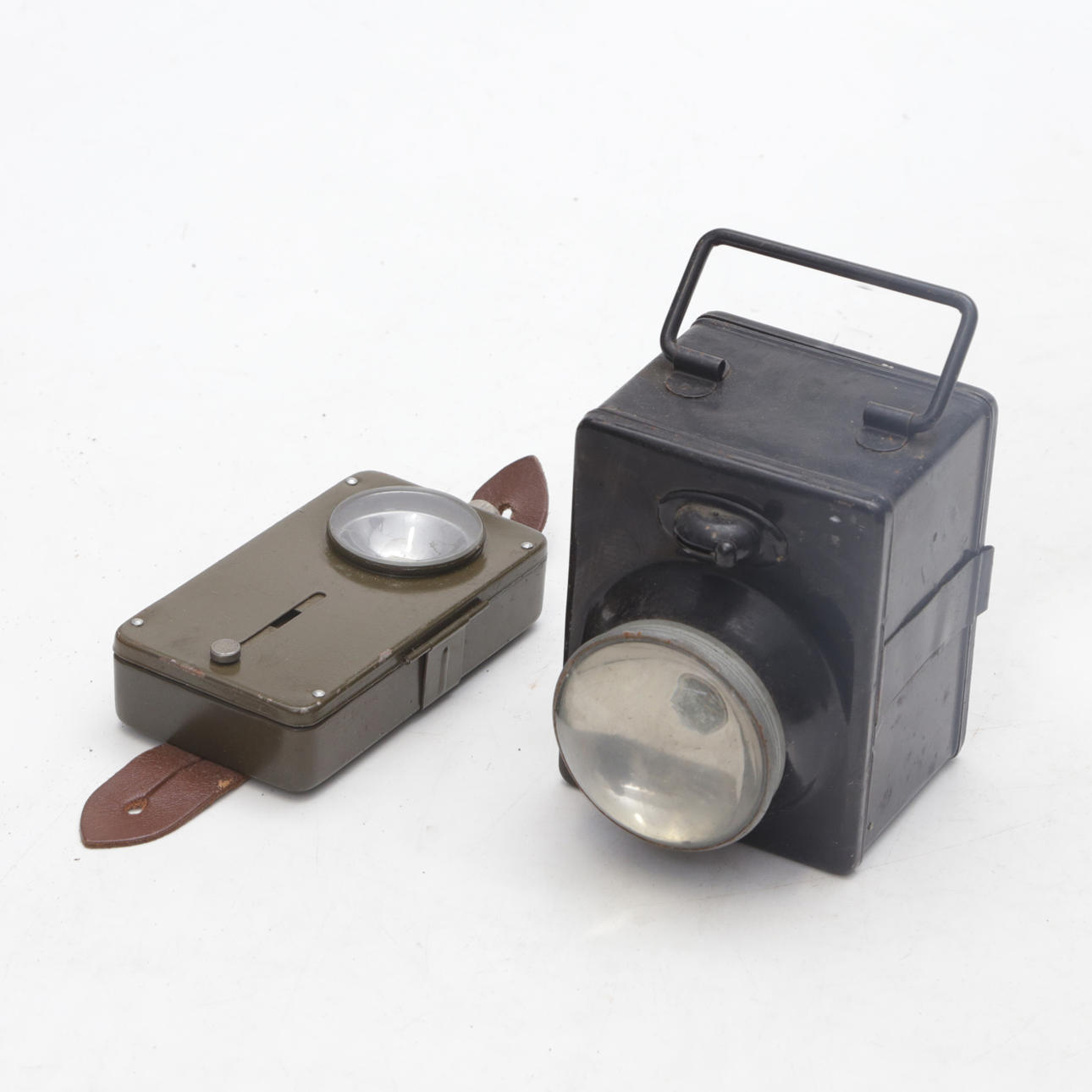 TASKULAMPUT 2 kpl, metallia, mm. sotilaallisia.