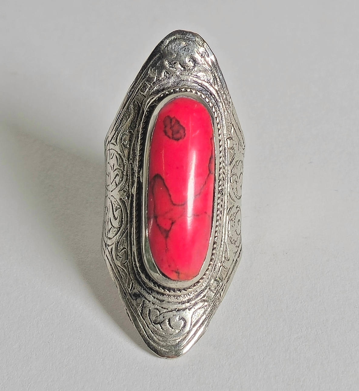 SILVER RING WITH IMITATION CORAL STONE.