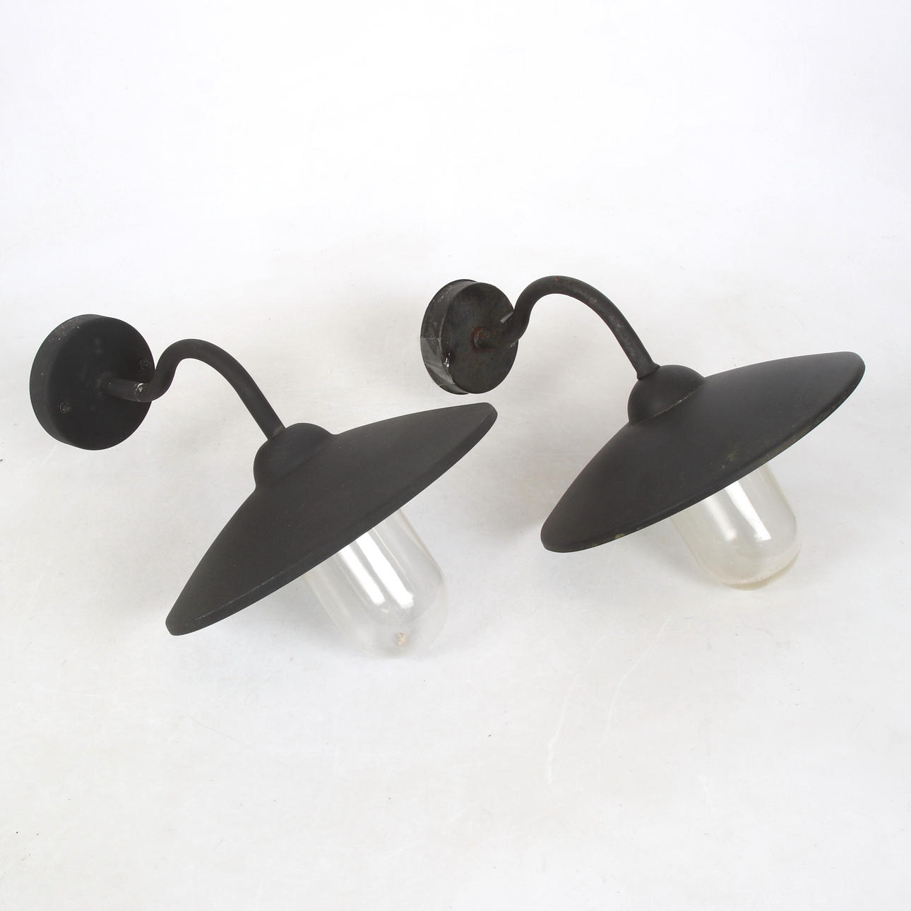 AUSSENLEUCHTEN, 2 Stück, Metall mit Glasbechern, 19/2000.