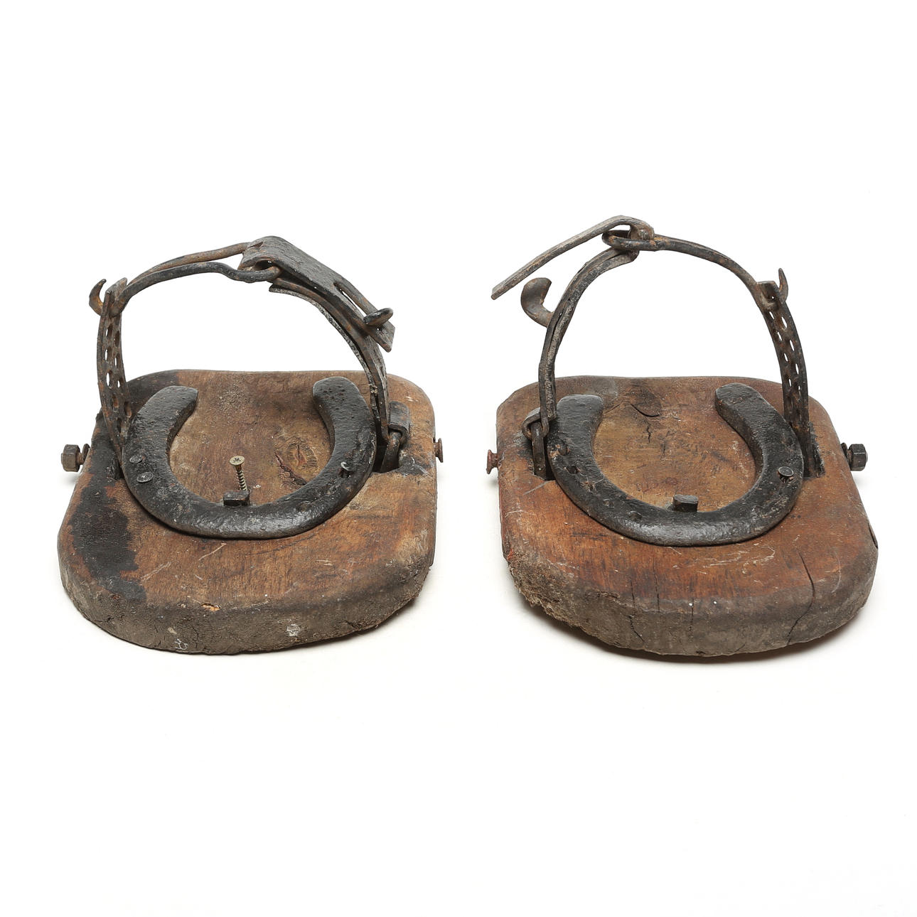 Et par hestesko, træ/metal, til sankmark.