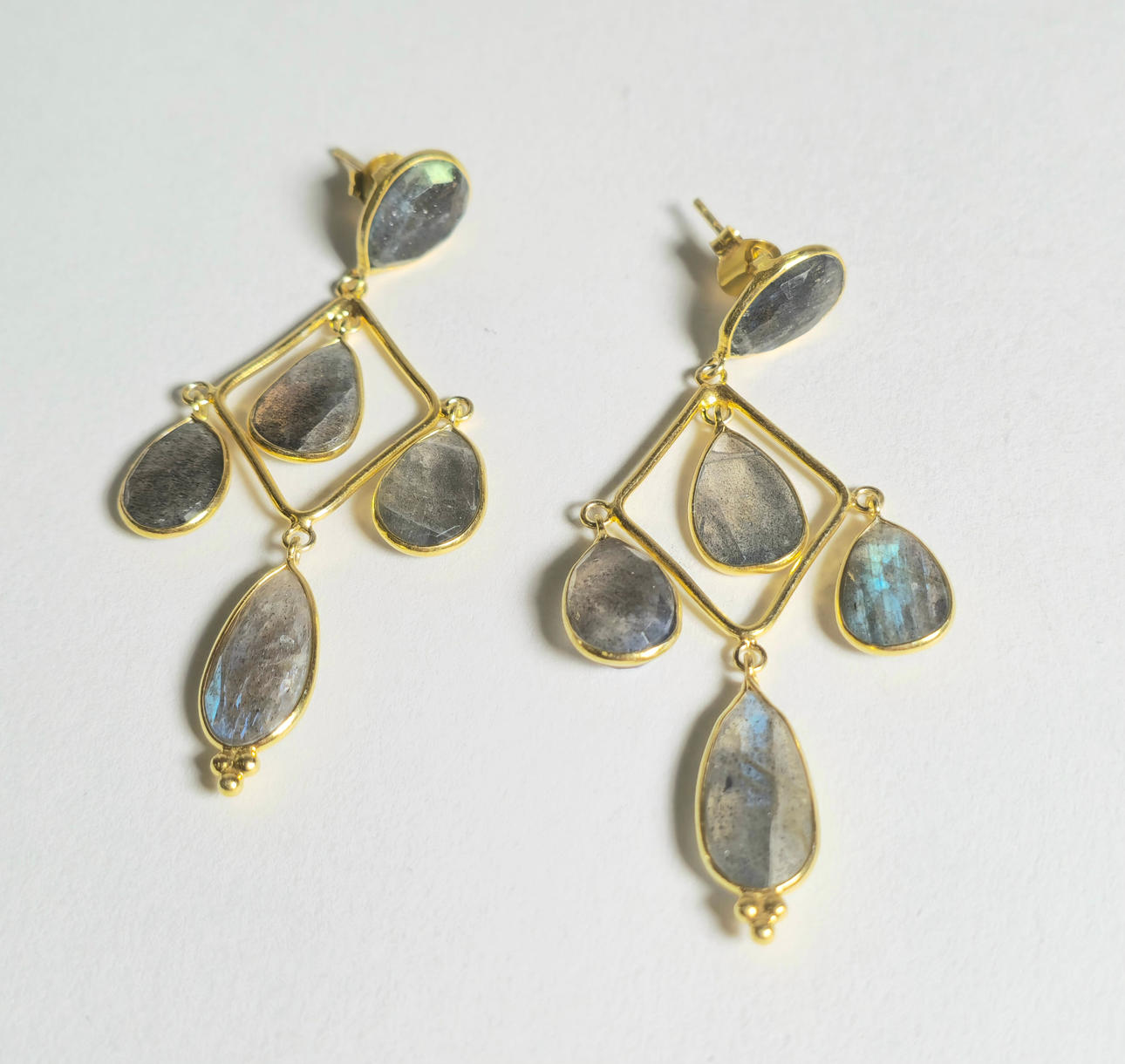 GULDPLÄTERADE SILVERÖRHÄNGEN MED LABRADORITER.