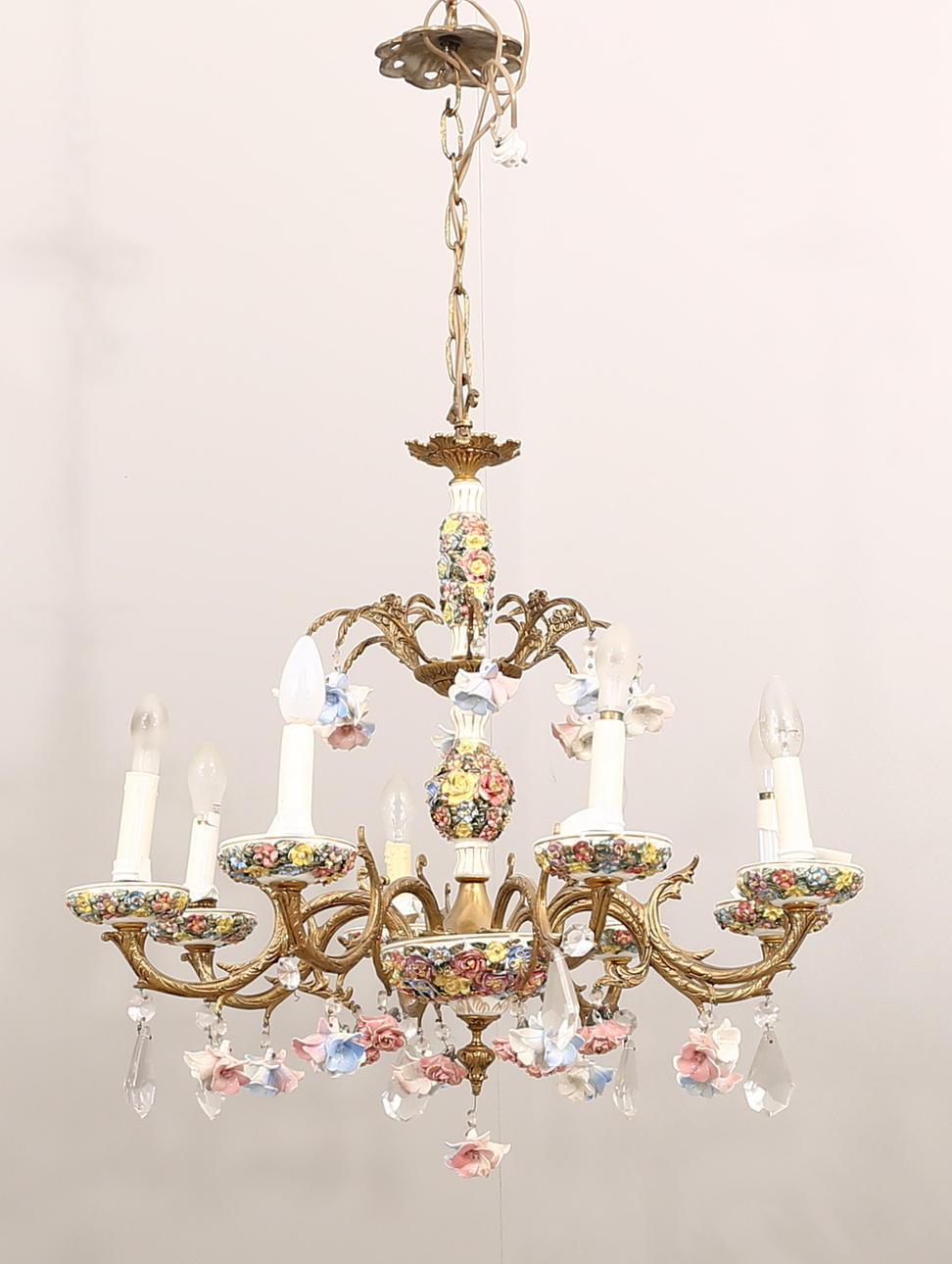 TAKLAMPA, porslin och mässing.